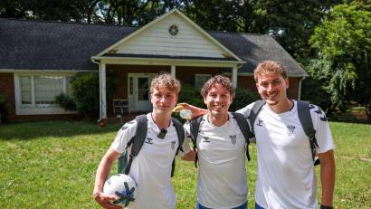 Bild: Jan Woitas/dpa
Von links: Linus, Fynn und Noah vor ihrer Studenten-WG in Winston-Salem.