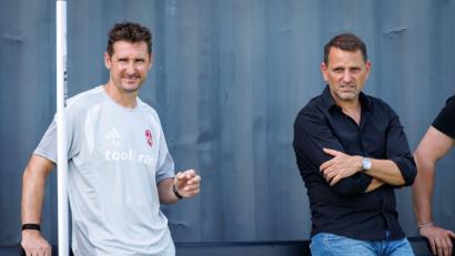Bild: Daniel Karmann/dpa
Miroslav Klose (l) schaut beim 1. FC Nürnberg genau hin.