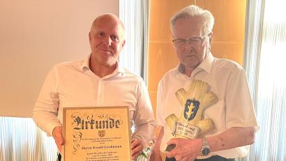 Bild: Gerhard Krones
An Ewald Großmann (erster von rechts) wurde der Heimat- und Kulturpreis 2016 "Kulturschnoittling" verliehen,. Bürgermeister Marcus Eichenmüller würdigte in seiner Laudatio nicht nur das Engagement, sondern auch die Persönlichkeit des Preisträgers.