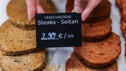 Bild: Oliver Berg/dpa
Aus Seitan - also hauptsächlich aus Weizen-Eiweiß - bestehende Scheiben dürfen künftig nicht mehr „Steak“ heißen. (Symbolbild)