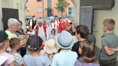 Bild: Elisabeth Dobmayer
Kindergartenkinder aus Tännesberg gehörten zu den ersten Gratulanten und überraschten Pfarrer Wilhelm Bauer gleich am Torbogen zur Kirche mit einem selbst gedichteten Lied, das Leiterin Manuela Hinkel auf dem Akkordeon begleitete.