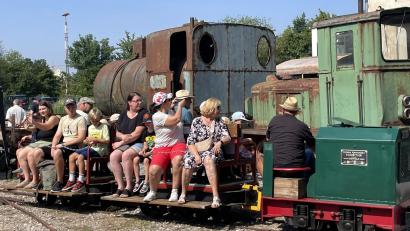 Bild: Susanne Schwab
Auch in diesem Jahr gehörte eine Fahrt mit der Feldbahn zu den beliebtesten Attraktionen beim Drehscheibenfest des Amberger Kaolinbahnvereins.