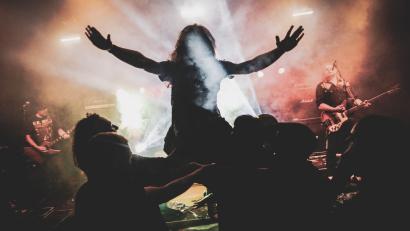 Archivbild: Danny "Trabi" Jakesch
Crowdsurfing auf dem Altstadtfest in Sulzbach-Rosenberg 2025: Auch heuer spielen wieder zahlreiche Bands auf sechs verschiedenen Bühnen. Im Bild die Schloss-Bühne mit Motörblöck.