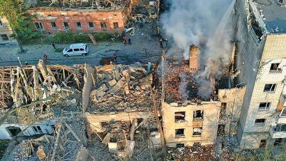 Bild: Uncredited/State Emergency Service of Ukraine/AP/dpa
Musiker aus Dresden und Berlin wollen gemeinsam mit Kollegen aus der Ukraine in der vom russischen Angriffskrieg betroffenen Stadt Lwiw spielen (Archivbild).