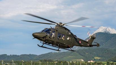 Bild: Hansjoerg Raggl/MILITÄRKOMMANDO TIROL/APA/dpa
Das Bundesheer stellte zwei Helikopter zur Verfügung.