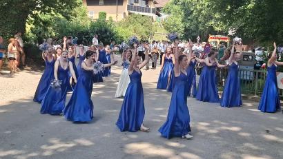 Bild: Gabriela Amann
Die Iffelsdorfer Festdamen versprühten im Festzug in ihren blauen Kleidern gute Laune.