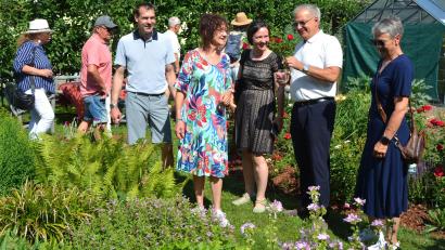 Bild: Josef Rosner
Eröffnet wurde der "Tag der offenen Gartentür" im Landkreis Tirschenreuth im Wohn- und Nutzgarten von Inge und Konrad Härtl. Mit dabei waren (von rechts) Barbara Wenisch, Kreisvorsitzender Roland Grillmeier, Kreisfachberaterin Manuela Pappenberger, Inge Härtl und Bürgermeister Andreas Malzer.