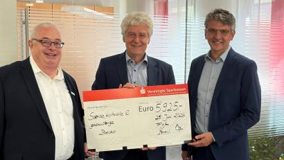 Bild: Sparkasse
Bei der Spendenübergabe (von links): Geschäftsstellenleiter Ulrich Höcker, Erster Bürgermeister Robert Lindner, stellvertretendes Vorstandsmitglied Albert Bergmann.