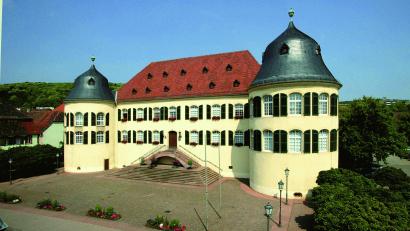 Bild: Herrmann Augspurger
Das Schloss Bergzabern ist zauberhaft. Und weil der Ort eine Partnerstadt von Amberg ist, wird in der Vilsstadt ein Weinfest abgehalten.