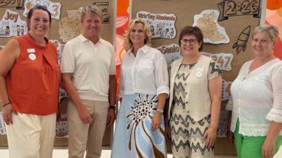 Bild: Martina Weiß
Standortleiterin Tina Faltenbacher (von links), Bürgermeister Jürgen Meyer, stellvertretende Neustädter Landrätin Andrea Lang, stellvertretende Standortleiterin Martina Weiß und stellvertretende Tirschenreuther Landrätin Irmgard Zintl freuen sich über die gelungene Jubiläumsfeier.