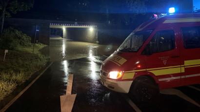 Bild: Feuerwehr Rosenberg/Fabian Schloß
In der Nacht auf Montag führten zwei starke Regenzellen zur Überschwemmung der Bahnunterführung in der Rosenbach/Lohestraße – und das nicht zum ersten Mal.