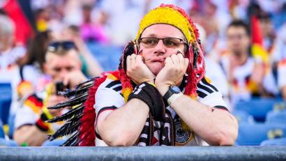 Bild: Tom Weller/dpa
Nach dem WM-Aus könnte die miese Stimmung im Fußball auch auf andere Bereiche übergreifen.