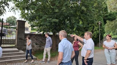 Bild: Hans Prem
Die den Kirchendemenreuther Friedhof umgebende Mauer bedarf einer Sanierung. Davon überzeugten sich die Gemeinderäte am Montag bei einem Ortstermin.