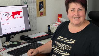 Bild: Paul Zrenner
Monika Grötsch in ihrem Büro in Waldsassen. Seit Januar 2023 gibt es die Anlaufstelle für ältere Menschen am Johannisplatz, jetzt ist für "Leben plus" die weitere Förderung bis Ende 2030 beantragt. Bis dahin will die Quartiersmanagerin zwei große Ziele verwirklicht sehen.