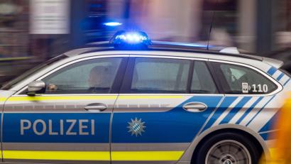 Bild: Peter Kneffel/dpa
Beide Streifenwagen hatten Blaulicht und Martinshorn eingeschaltet, als sie unterwegs waren. (Symbolbild)