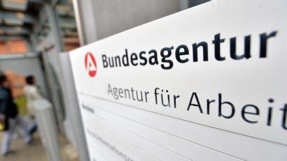 Symbolbild: Hendrik Schmidt/dpa-Zentralbild/dpa
Die Arbeitslosigkeit im Bezirk der Agentur für Arbeit Schwandorf ist im Juni 2026 leicht gesunken. Die Arbeitslosenquote bleibt stabil bei 3,5 Prozent. Ein Spannungsfeld bleibt jedoch bestehen.