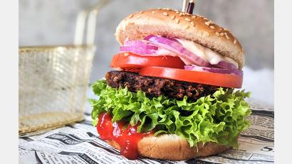 Bild: Doreen Hassek/haupstadtkueche.blogspot.com/dpa-tmn
Illustration - Ein Patty aus Kidneybohnen auf einem Veggie-Burger