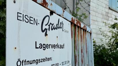 Bild: Gabi Schönberger
Das Schild wird demnächst wohl ausgetauscht: Der Name Eisen Grader verschwindet.