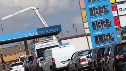 Bild: Matthias Bein/dpa
Teilweise kam es an Tankstellen zu Schlangen.