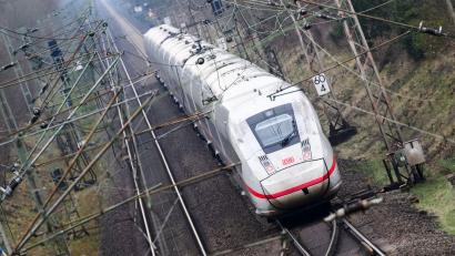 Bild: Julian Stratenschulte/dpa
Die Deutsche Bahn muss im Fernverkehr mehr Kapazitäten für Wettbewerber freimachen. (Archivbild)