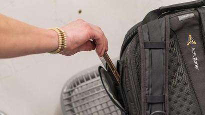 Symbolbild: Bundespolizei
Am Montagmorgen hat eine Diebin am Bahnhof Regensburg ein Mobiltelefon entwendet.