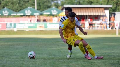 Bild: Dieter Jäschke
SC-Neuzugang Matthew Carswell (hinten) versucht, dem Vilzinger Martin Tiefenbrunner den Ball abzujagen.