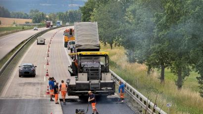 Bild: Gabi Schönberger
Am Dienstag laufen auf der rechten Fahrspur der A93 in Richtung Regensburg die Bauarbeiten. Zwischen Weiden und Luhe-Wildenau kam es in der vergangenen Woche zu hitzebedingten Blow-ups.
