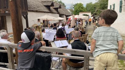 Bild: Raphael Haubelt
Noch kein Kirwabaum in Sicht? Besondere Umstände verzögerten heuer das Aufstellen vor den Toren des Perschener Edelmannshofes bis zum Kirwamontag.