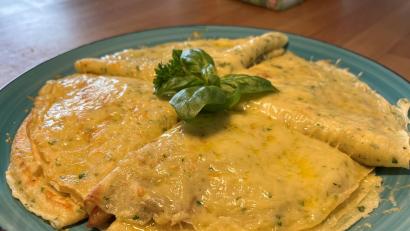 Bild: Michael Schiffer
Die Crêpes werden mit Auberginen gefüllt und mit Käse überbacken.