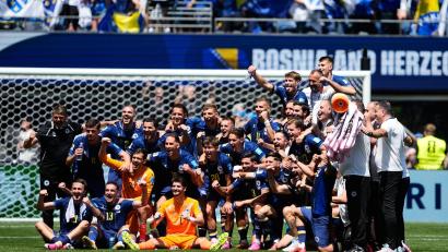 Bild: Lindsey Wasson/AP/dpa
Bosnien-Herzegowina will auch im Sechzehntelfinale gegen die USA juben. (Archivbild)