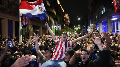 Bild: Jorge Saenz/AP/dpa
Nach Paraguays Fußball-Triumph hat der Präsident einen Nationalfeiertag angekündigt.