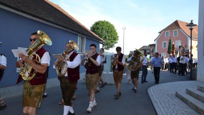 Bild: Peter Garreiss
Die Moosbacher Blasmusik spielte die Vereine zum Patroziniumsgottesdienst in die Kirche.