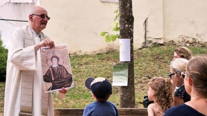 Bild: Peter Ringeisen
Auch Pfarrer Alois Berzl hatte ein Bild eines Superhelden dabei: Mit einem Bild von Jesus trat er an die jungen Besucherinnen und Besucher der Kinderandacht heran.