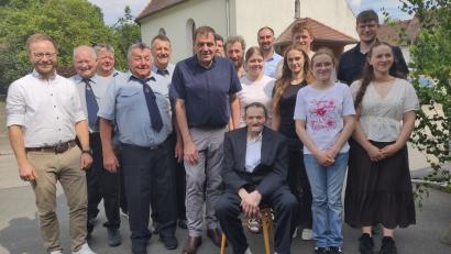 Bild: Maria Kick
Johann Kick freut sich mit der Familie über die Glückwünsche zum 90. Geburtstag von Bürgermeister Werner Ries sowie den Abordnungen von Feuerwehr und CSU.