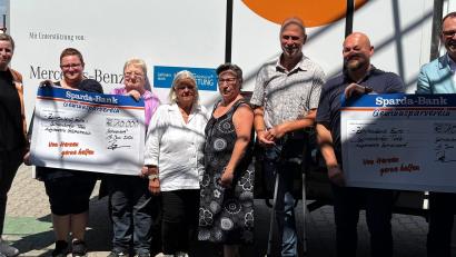Bild: Robert Seidl
10.000 Euro für die Tafel Schwandorf und 10.000 Euro für die Tafel im Städtedreieck: Steffi Langfeld (l.) und Wolfgang Imm (r.) übergeben die Spendenschecks an das Team der Tafeln.