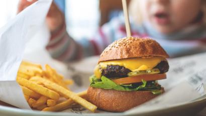 Bild:  Ivan Zhdan - stock.adobe.com
Bei den Food Truck Festivals gibt es nicht nur viele tolle Burger.