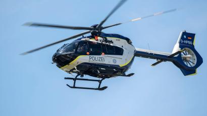 Symbolbild: Stefan Puchner/dpa
Die Polizei suchte am Nachmittag auch mit einem Hubschrauber nach dem Mann.