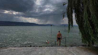 Bild: Karl-Josef Hildenbrand/dpa
Sommerliche Hitze trifft vor allem im Süden Bayerns in den kommenden Tagen auf eine wachsende Gefahr von Unwettern. Auch im Norden des Freistaates kann es aber örtlich zu Unwettern kommen. (Archivbild vom Sonntag)