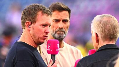 Bild: Tom Weller/dpa
Der Noch-Bundestrainer Julian Nagelsmann (links) und sein potenzieller Nachfolger Jürgen Klopp (Mitte) beim Interview nach dem WM-Aus.