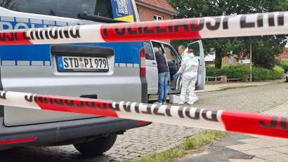Bild: Kai Moorschlatt/dpa
Die Ermittler sind derzeit damit beschäftigt, umfangreiche Tatortaufnahmen und -vermessungen durchzuführen.