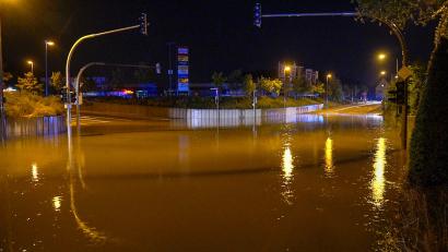 Bild: NEWS5 / Malte Tiedemann
Bei dem Unwetter in Schwandorf fiel so viel Regen, dass Straßen unter Wasser standen. So wie hier beim ehemaligen Keramag-Gelände.