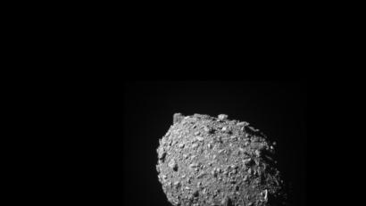 Bild: -/NASA/Johns Hopkins APL/dpa
Das von der NASA zur Verfügung gestellte Foto zeigt den Asteroiden-Mond Dimorphos kurz vor dem Aufprall der Raumsonde „Dart“. (Handout)