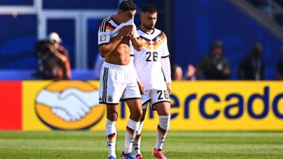 Bild: Tom Weller/dpa
Deniz Undav reagiert betroffen.