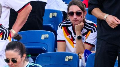 Bild: Tom Weller/dpa
Traurig nach dem Ausscheiden: Nagelsmanns Partnerin Lena Wurzenberger.