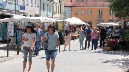 Archivbild: Konrad Rosner
Der Peter-und-Paul-Markt (im Bild eine Szene aus dem Jahr 2025) ist der Marktsonntag, der laut Stadt am schlechtesten frequentiert ist. Deshalb wird dieser gestrichen. Dafür soll es künftig eine Einkaufsnacht in Tirschenreuth geben.