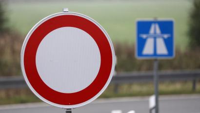 Bild: Bernd Wüstneck/dpa-Zentralbild/dpa
In Richtung Regensburg bleibt die A3 auf einem Abschnitt im Landkreis Deggendorf voraussichtlich bis zum Abend gesperrt. (Symbolbild)
