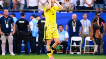 Bild: Tom Weller/dpa
Der enttäuschte Nationaltorhüter Manuel Neuer nach der Niederlage gegen Paraguay. Das frühe Aus bei der Fußball-WM bedeutet weniger Zusatzgeschäft für Bayerns Einzelhandel.