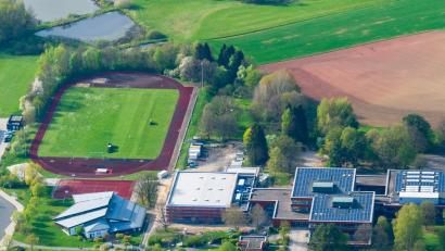 Luftbild: mür
Aus zwei Realschulen in Waldsassen (im Bild die Realschule im Stiftland) soll eine werden. Statt einer Erweiterung schlägt die Stadt Tirschenreuth einen Neubau in der Kreisstadt vor. Beim Stiftland-Gymnasium wäre Platz dafür.