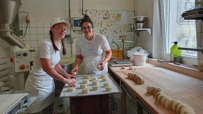 Bild: Stephanie Hladik
An Spezialitäten wie dem Plundergebäck mit selbstgemachter Nussfüllung wollen Bäckermeisterin Elisabeth Buchdrucker (links) und Inhaberin Shaila Beyer von der Bäckerei Beyer in Weiden festhalten. Sie kämpfen für den Fortbestand kleiner Bäckereien.