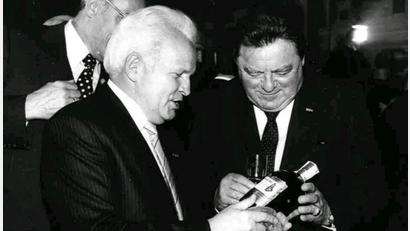 Bild: Archiv Familie Spichtinger
Josef Spichtinger überreicht dem früheren Ministerpräsidenten Franz-Josef Strauß beim Besuch in München eine Flasche Eisenbarth-Elixier.
